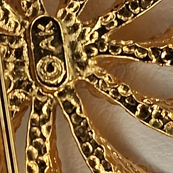 Anne Klein AK Signed Gold Toned Round Circular Ribbon Brooch Sun Burst Swirl - Picture 8 of 9